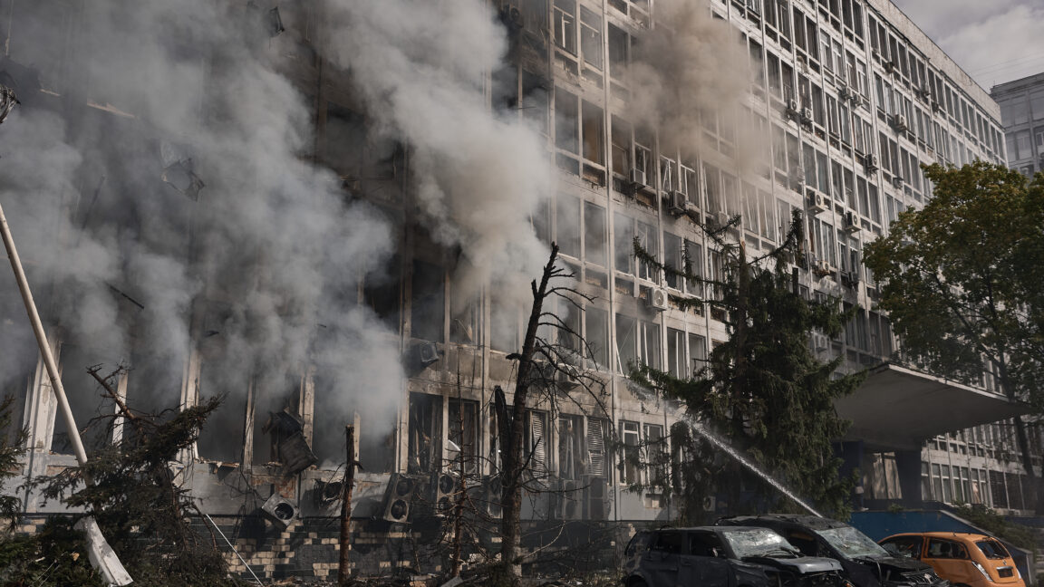 Rus drone'ları Ukrayna'nın veri merkezlerini hava savunma açıklarını kullanarak vurdu